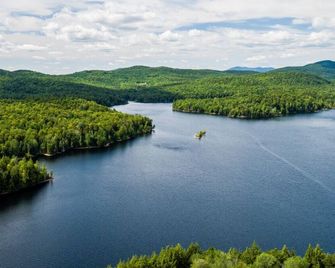 Secluded 3-bedroom log home that borders VT state park - Hyde Park - Outdoors view
