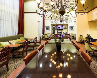 Relax and Unwind! Outdoor Pool, Parking Onsite, Free Breakfast! - Tomball - Restaurace