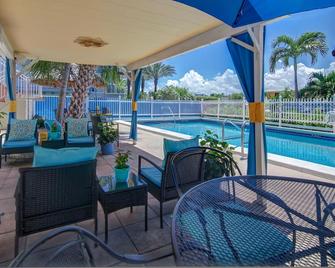 Castle by the Sea Motel - Lauderdale-by-the-Sea - Piscina