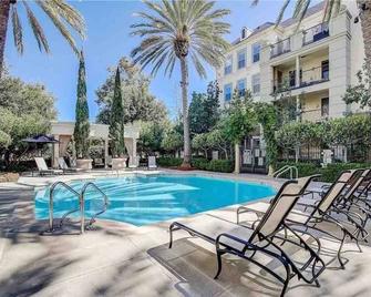 Resort Like Stay at a Cozy Relaxing Private Room Near UCI - Irvine - Piscina