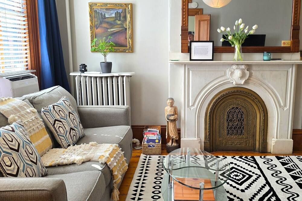 Special! One of VRBO's Most Popular!! L@@K 1.5 miles to center of Attractions! - Boston - Living room