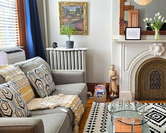 Special! One of VRBO's Most Popular!! L@@K 1.5 miles to center of Attractions! - Boston - Living room