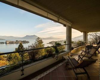 Sana Luxury Apartment - Stresa - Balcón