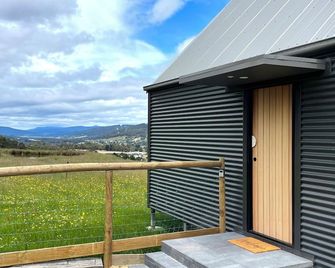 New Luxury Cabin With Scenic Views & Farm Charm - Huonville