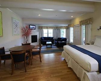Colonial Inn - Harbor Springs - Bedroom