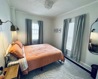 Modern 4-bedroom Duplex Apartment in Downtown Elkins beside Big Timber Brewing - Elkins - Phòng ngủ