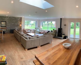 Beautiful 12/14 Bed former farmhouse overlooking Galway Bay and the Burren Hills - Ballyvaughan - Obývací pokoj