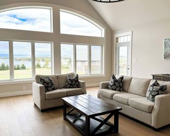 Beautiful cottage overlooking the Sou'West River in Clinton, PE - 3 bed, 2 bath - Clinton - Living room