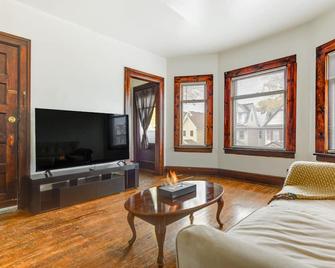 Charming Buffalo Apartment 2 Mi to Downtown - Buffalo - Huiskamer