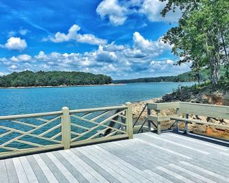 Spacious, Family-Friendly Lake House Retreat w/ a Private Large 2-Story Dock - Cumming - Balkón