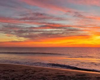 Kure Beach Cottage-Fully Updated--1 Bloc - Kure Beach - Beach