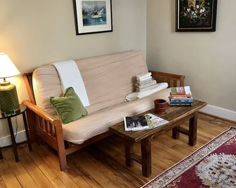 Directly Across from USNA Gate One & Steps from the Waterfront and Main Street! - Annapolis - Living room