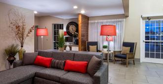 Country Inn & Suites by Radisson, Fargo, ND - Fargo - Living room