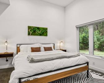 New Modern Cabin on 2 Acres with Water Views - Portage - Camera da letto