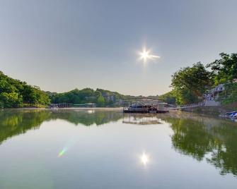 Pool and Lake Access Waterfront Osage Beach Retreat - Osage Beach