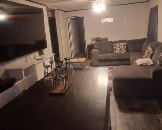 Beautiful, spacious, home perfect for a quiet getaway & all your comfort needs. - Brownsville - Living room