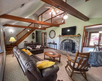 Spacious family Lodge with solar heated pool, hot tub, fire pit and EV charger. - Nicholasville - Sala de estar