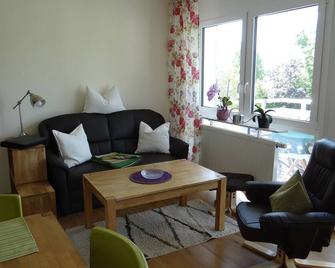 Komfortable Ferienwohnung (63qm) - behindertengeeignet, kostenloses WLAN - Bad Steben - Wohnzimmer