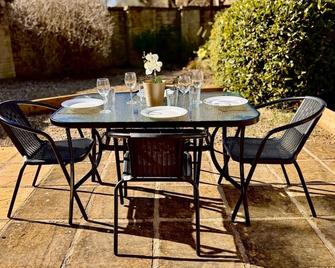 Lovely 2 bedroom house in Bath with private parking garden WiFi & easy access to city centre - Bath - Patio