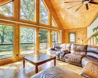 Rock Creek Lodge 1 Mi to Lake of the Arbuckles! - Sulphur - Sala de estar