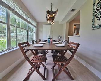 Flamingo Place - One block to Lauderdale Marine Center - 3 bedroom - 2 bath - King bed - Fort Lauderdale - Jadalnia