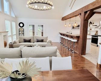 Modern cottage w/sauna, fire pit, outdoor dining, pool table, & sunroom - Coloma - Living room