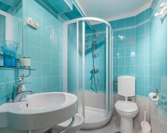 Charming City-Center Cottage Just 20 Meters from the Beach in Novigrad - Bužinija