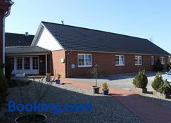 Land-Gut-Hotel Westerkrug - Wanderup - Building