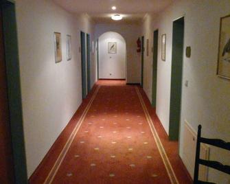 Hotel Roter Hahn - Bed & Breakfast - Garmisch-Partenkirchen - Hallway