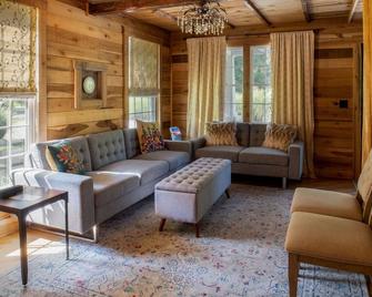 Charming Renovated 1930s Soapstone Quarry Bungalow - Arrington - Living room