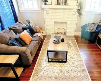 Charming Bungalow on a Budget - Dog & Family Friendly, Outdoor Area, Laundry - Bristol - Wohnzimmer