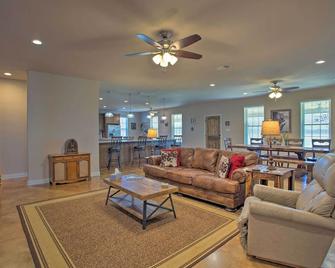 Pet-Friendly Anna Ranch on 13 Acres! - Anna - Living room