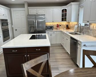 Getaway w/ sport court! Near Capitol Reef- Sleeps 21 in beds/26 total - Teasdale - Kitchen