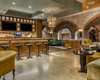 Omni Louisville Hotel - לואיסוויל - בר