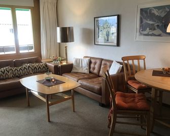 Generous app. for 1- 4 people with balcony, swimming pool and sauna, Davos-Dorf - Davos - Living room