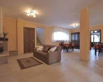 B & B Casale Frezzini - Scurcola Marsicana - Sala de estar