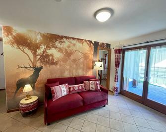 Il Cervo Mountain Apartment - Campodolcino - Wohnzimmer