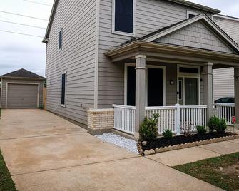 3Bdrm 2.5Bath 5Beds - Warm Home in Katy - Katy - Building