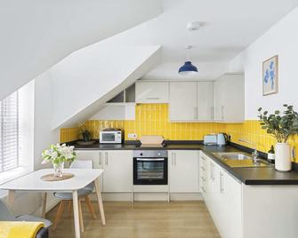 Albany 2 by Black Door Stays - Cardiff - Küche