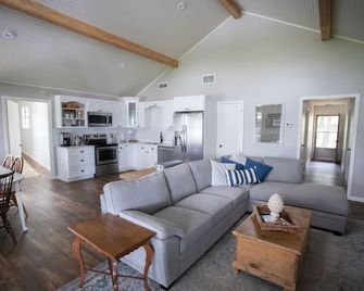 Gorgeous and spacious '5 Star' Harbor Lakehouse on Cedar Creek Lake - Malakoff - Sala de estar