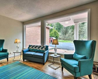 Charming Kelso Home w/ Proximity to Cowlitz River! - Kelso - Вітальня