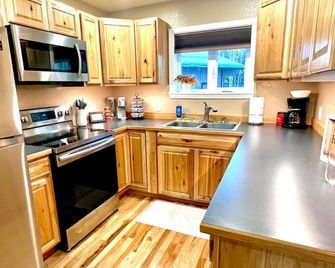 Northern Lights Layover - Fairbanks - Kitchen