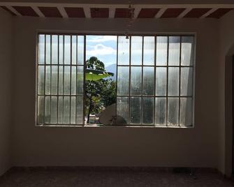 casa Grande, confortável e perfeito para descansar do estresse da cidade grande. - Sabará - Balcony
