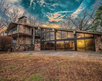 1 King + Mountain Retreat - Townsend - Gebouw