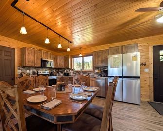 Deer View By Kabino Hot Tub Fire Pit Garage Roku Wifi Grill Fireplace - Island Park - Eetruimte