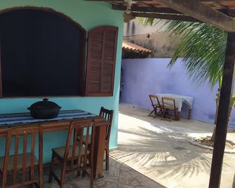 house in the center 200 mt from the beach, next to the health post, guard at the door 24h - Arraial do Cabo - Binnenhof