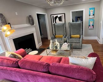 Enjoy this elegant artdeco home centrally-located in the heart of Tupelo. - Tupelo - Wohnzimmer