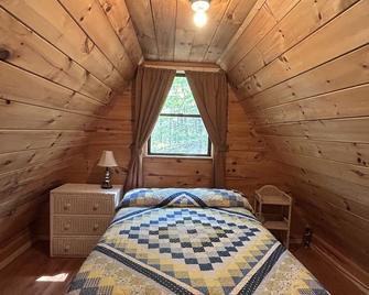 Rustic cabin, 1.5 miles to beach, sleeps four - Charlestown - Bedroom