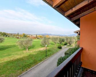 Garda Golf Apartment - Pool Residence - By Host4u - Soiano del Lago - Balkon