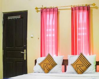 Spot On 91227 Al Bayt Syariah Guest House - Купанг - Спальня